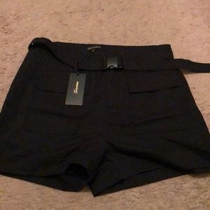 Black cargo shots with belt